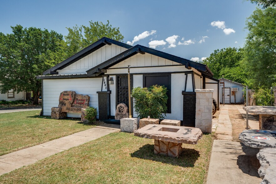 More Photos Of 1601 Kemp Blvd, Wichita Falls Showroom For Lease