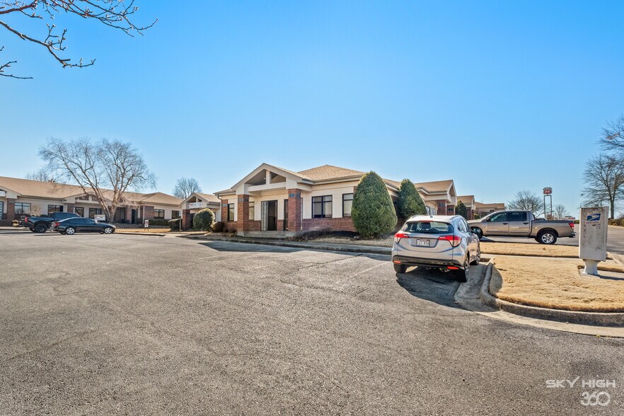 More Photos Of 3291 S Thompson St, Springdale Unknown For Lease