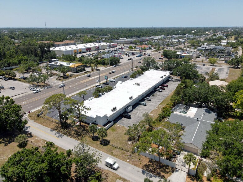 More Photos Of 3801 Bee Ridge Rd, Sarasota Storefront For Sale
