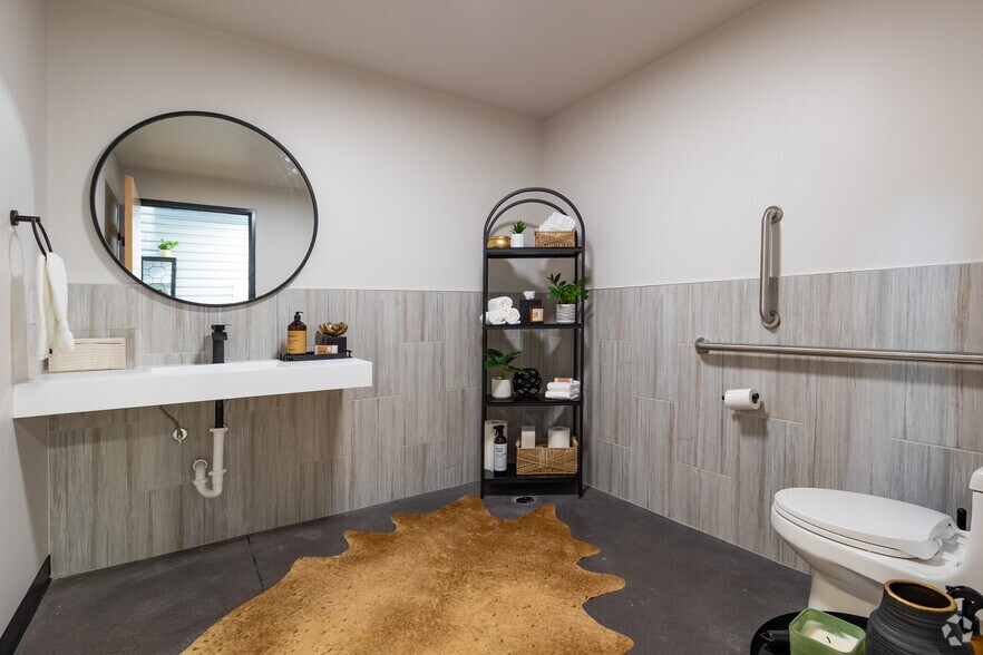 More Photos Of 15431 Fitzhugh Rd, Dripping Springs Showroom For Sale