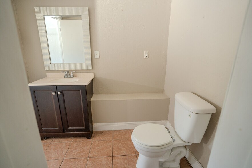 More Photos Of 5995 N Courtenay Pky, Merritt Island Light Manufacturing For Sale