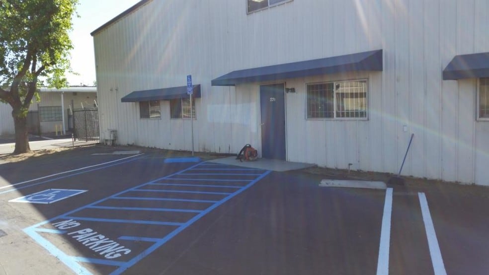 Primary Photo Of 445 E Menlo Ave, Hemet Warehouse For Lease