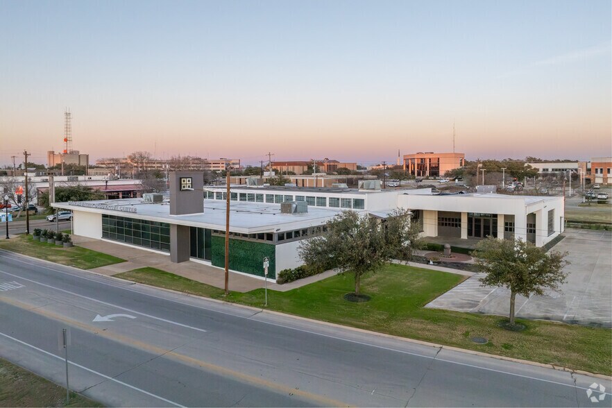 More Photos Of 401 S Main St, Bryan General Retail For Sale