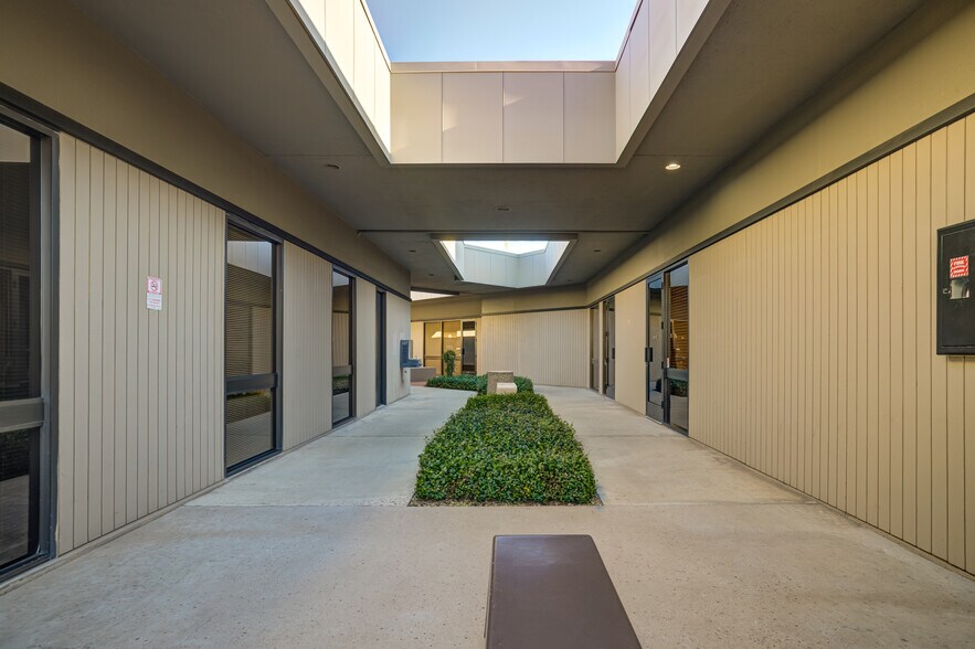 More Photos Of 3201 W Peoria Ave, Phoenix Medical For Lease