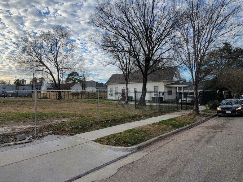 More Photos Of 1905 Chapman St, Houston Apartments For Lease