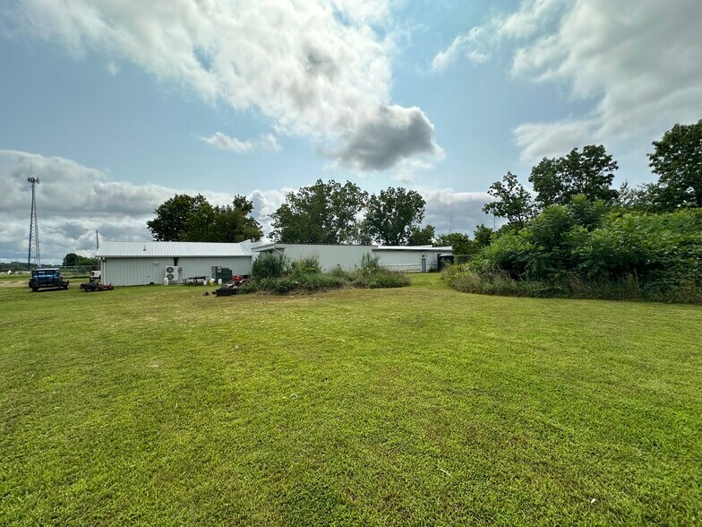 More Photos Of 1003 N Elm St, Tekonsha Distribution For Sale