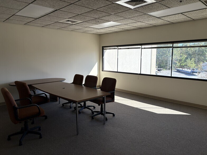 More Photos Of 117 Londonderry Tpke, Hooksett Flex For Lease