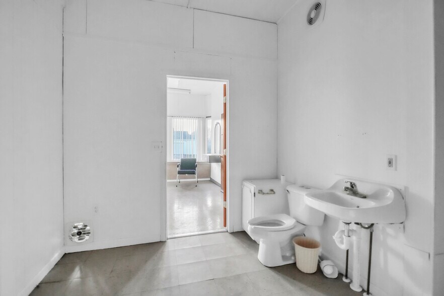 More Photos Of 1243 Michigan Ave, Bay City General Retail For Lease