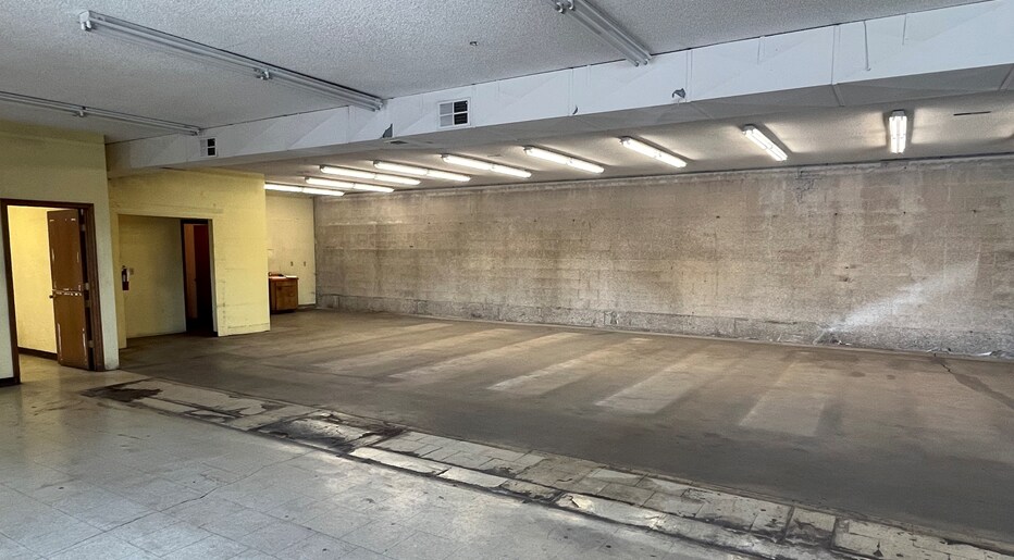 More Photos Of 235 SW Oak St, Hillsboro Auto Repair For Lease