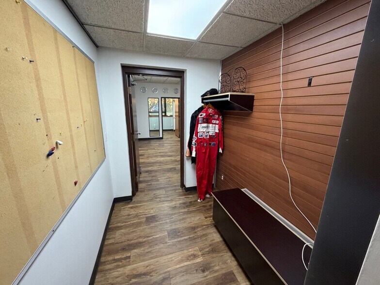 More Photos Of 555 Elmwood Dr, Troy Warehouse For Lease