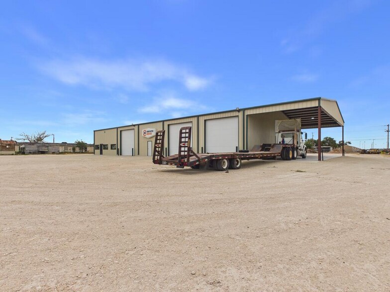 More Photos Of 1100 W Sealy Ave, Monahans Distribution For Sale