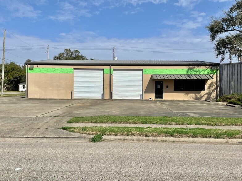 More Photos Of 500 E Plantation Dr, Clute Warehouse For Sale