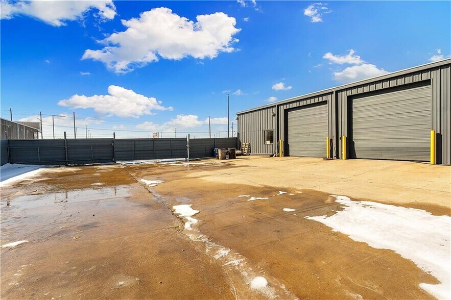 More Photos Of 2105 S Thompson St, Springdale Light Distribution For Sale