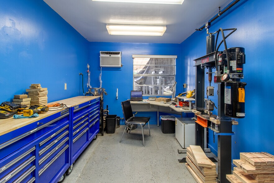 More Photos Of 310 Cypress Rd, Ocala Manufacturing For Sale