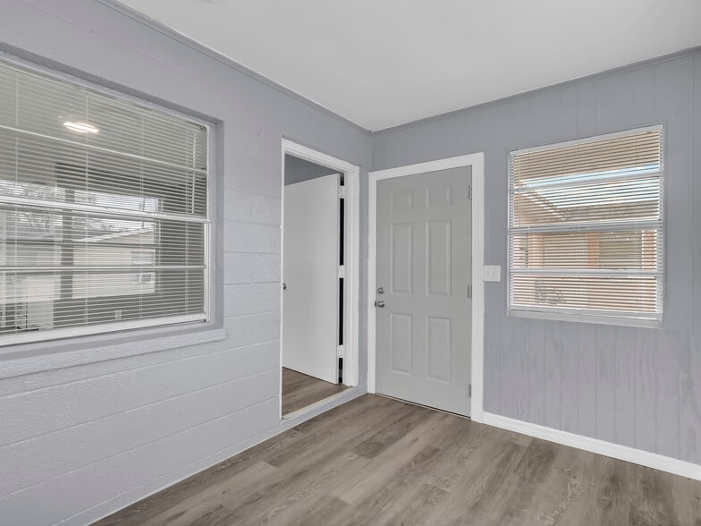 More Photos Of 301 SW 3rd Ter, Mulberry Apartments For Sale