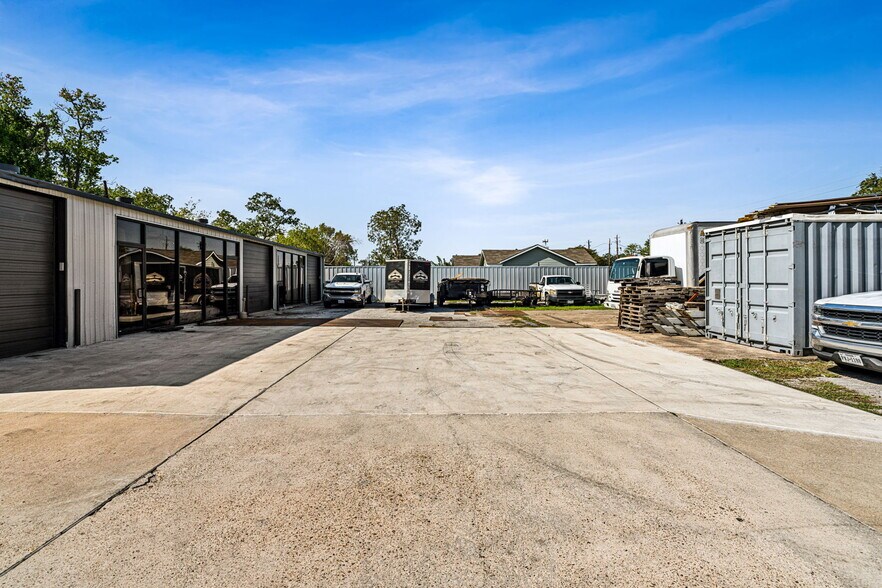 More Photos Of 5703-5705 Edgemoor Dr, Houston Warehouse For Lease
