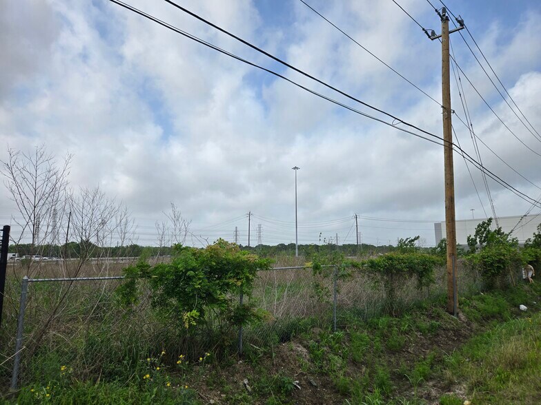 More Photos Of 8006 Hall Rd, Houston Land For Lease