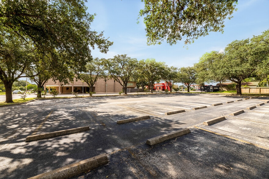 More Photos Of 208 E Houston St, Beeville Office For Sale