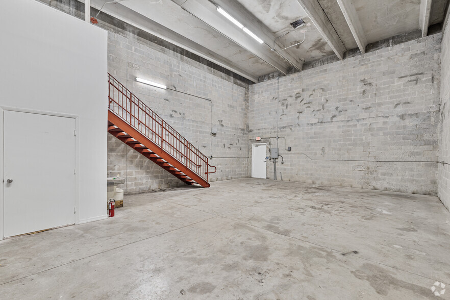 More Photos Of 13420-13432 NW 38th Ct, Opa Locka Warehouse For Lease