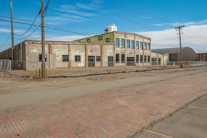More Photos Of 1325 Quincy St NE, Minneapolis Loft Creative Space For Lease