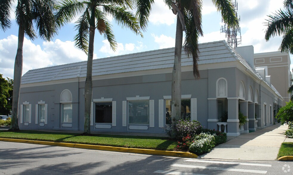 More Photos Of 405-445 8th St S, Naples Bank For Lease