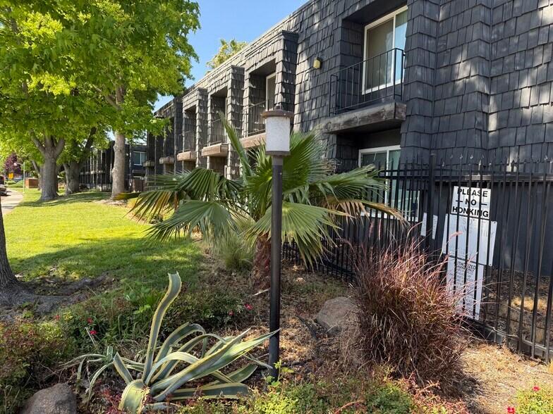 More Photos Of 935 Johnfer Way, Sacramento Apartments For Sale