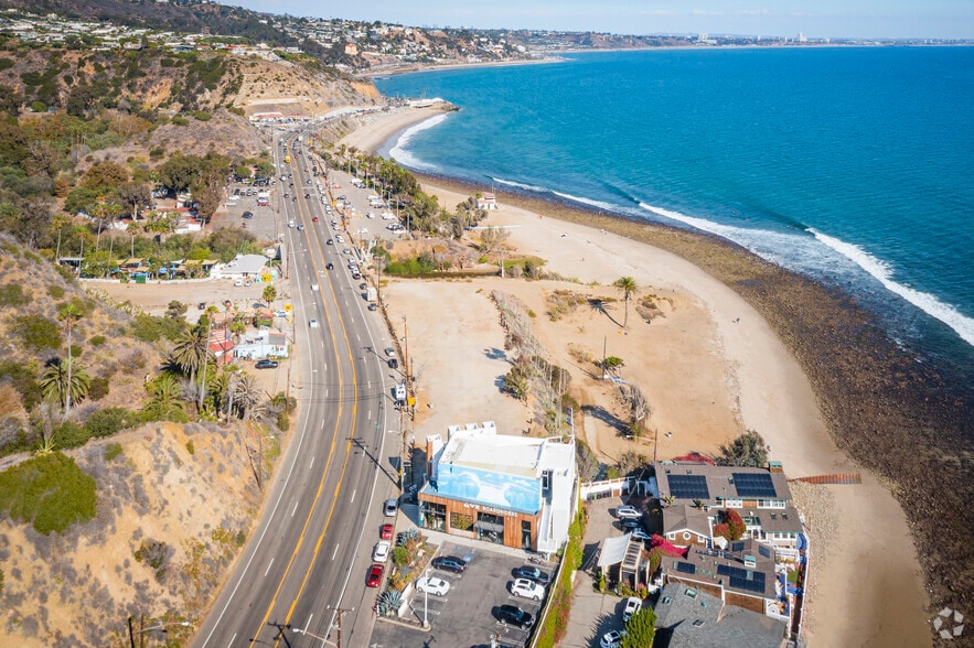 More Photos Of 18820 Pacific Coast Hwy, Malibu Storefront Retail Office For Lease