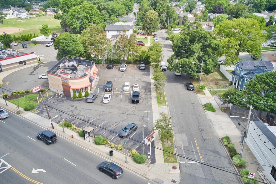 More Photos Of 190-196 Merrick Rd, Merrick Storefront For Lease