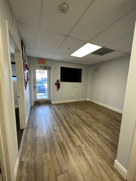 More Photos Of 6618-6628 26th Ct E, Sarasota Warehouse For Lease