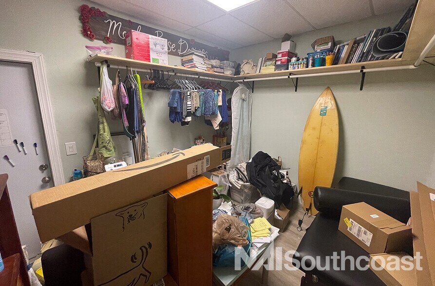 More Photos Of 2327-2331 NE Dixie Hwy, Jensen Beach General Retail For Lease