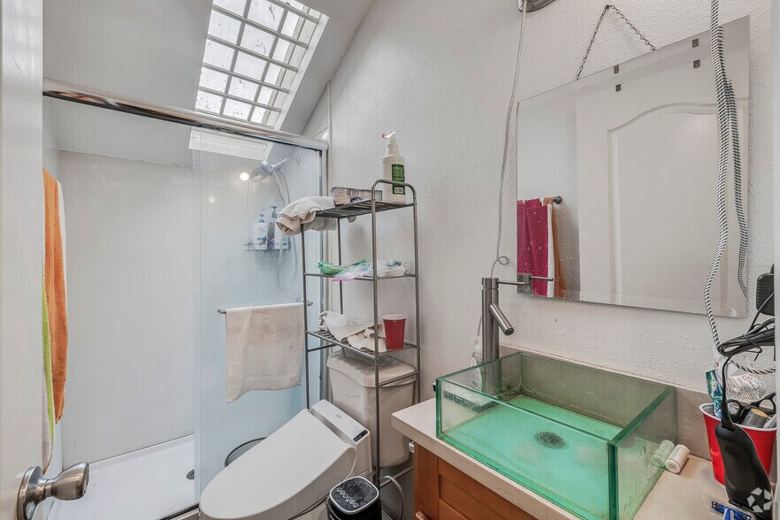 More Photos Of 4933 San Leandro St, Oakland Warehouse For Lease