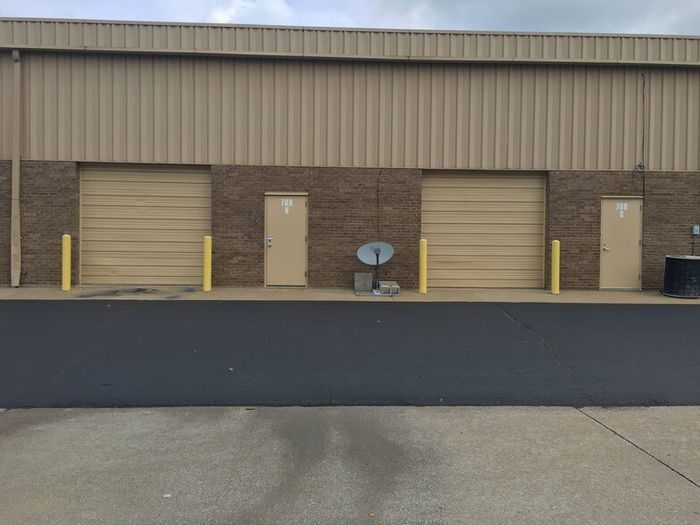 More Photos Of 700 Crown Industrial Ct, Chesterfield Warehouse For Lease