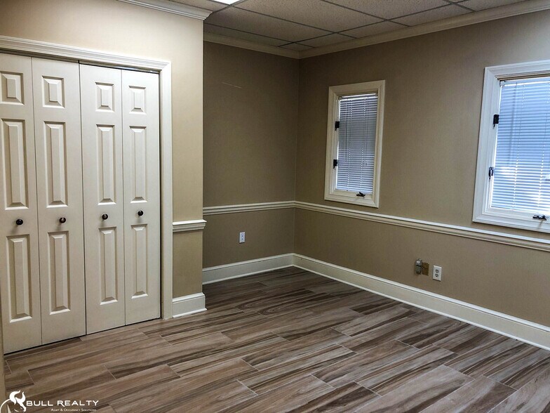 More Photos Of 200 Market Pl, Roswell Office Residential For Lease