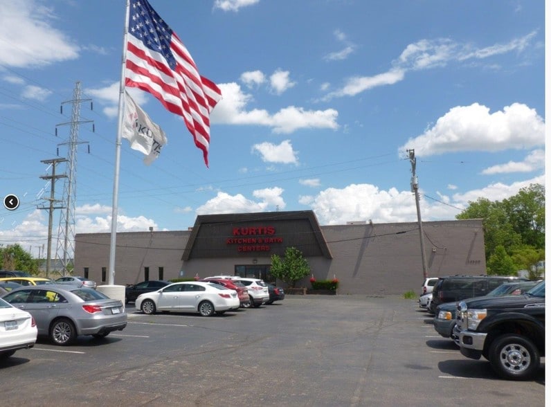 More Photos Of 12500 Merriman Rd, Livonia Manufacturing For Lease