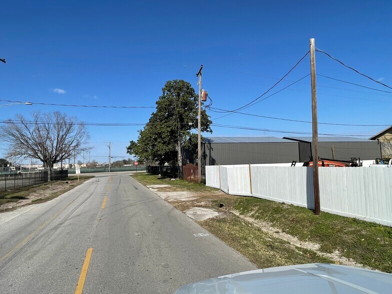 More Photos Of 2102 Aldine Bender Rd, Houston Industrial For Sale