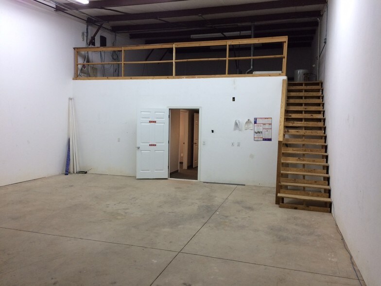 More Photos Of 2350 S Midwest Blvd, Oklahoma City Light Manufacturing For Lease