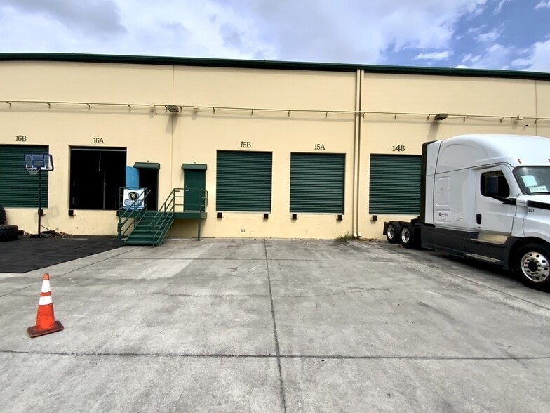 More Photos Of 7075 Kingspointe Pky, Orlando Showroom For Lease