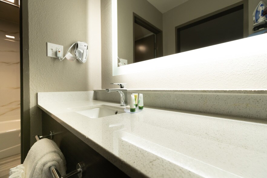 More Photos Of 915 W Cutting Blvd, Richmond Hotel For Sale