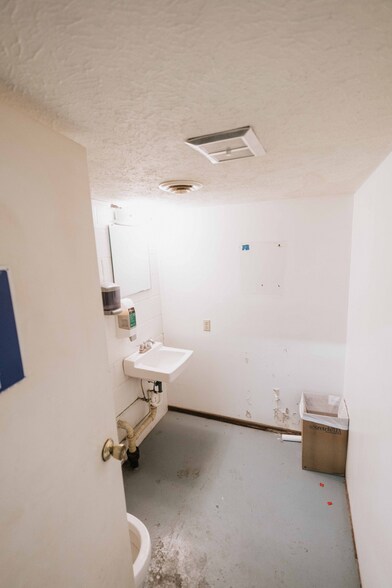 More Photos Of 2565 16th Ave, Columbus Light Manufacturing For Sale