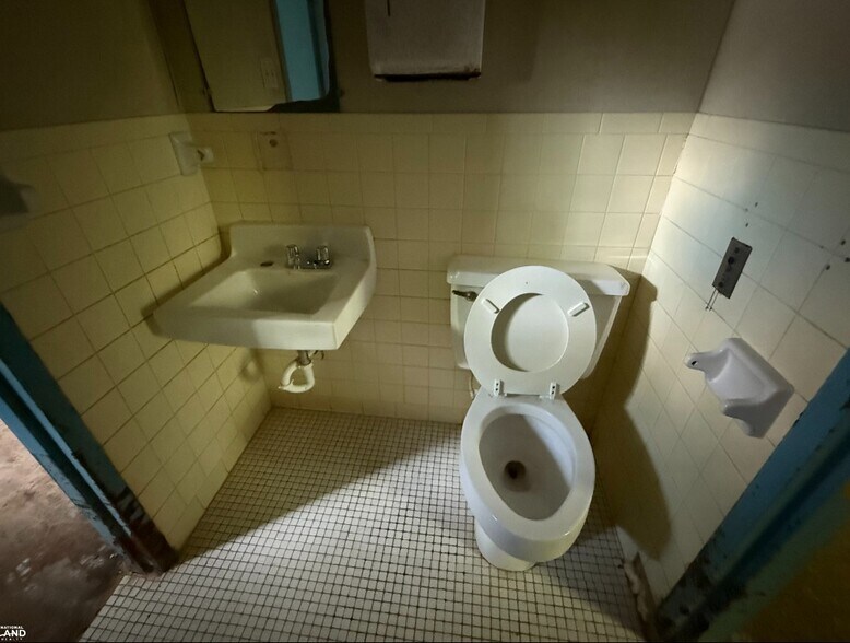 More Photos Of 201 Lee St, Tallulah Apartments For Sale