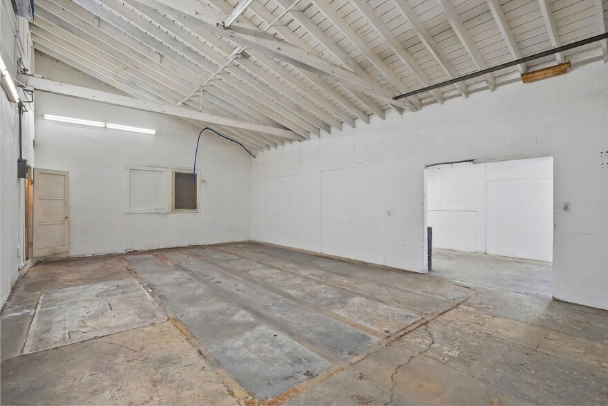 More Photos Of 14222-14226 Aetna St, Van Nuys Warehouse For Lease