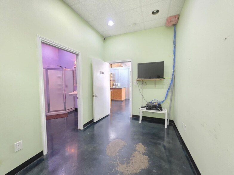 More Photos Of 8799 State Highway 35 N, Van Vleck Convenience Store For Sale