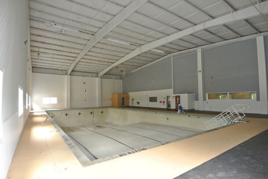 More Photos Of 2911 Brunswick Ave, New Bern Sports And Entertainment For Lease