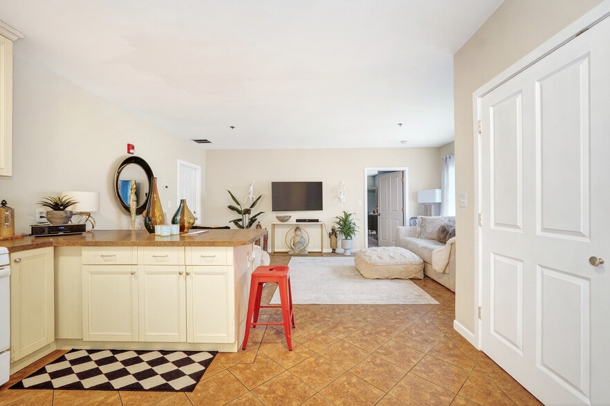 More Photos Of 140 Summer St, Holliston Veterinarian Kennel For Sale