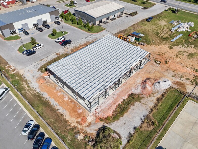 More Photos Of 2420 S 8th St, Rogers Flex For Lease