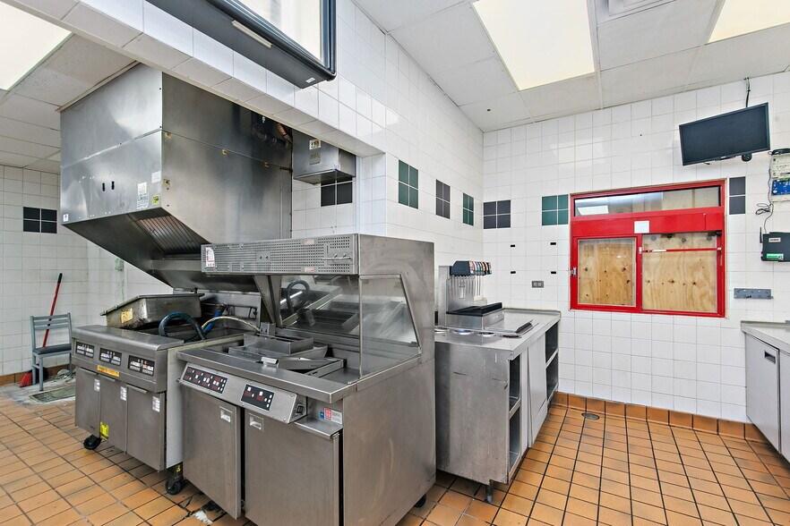 More Photos Of 240 Douglas Rd, Oswego Fast Food For Lease