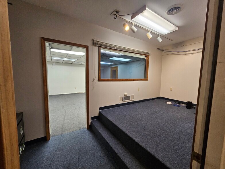 More Photos Of 3949 N River Rd, Freeland Office For Sale