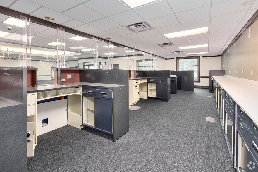 More Photos Of 1701 Financial Loop, Woodbridge Bank For Lease