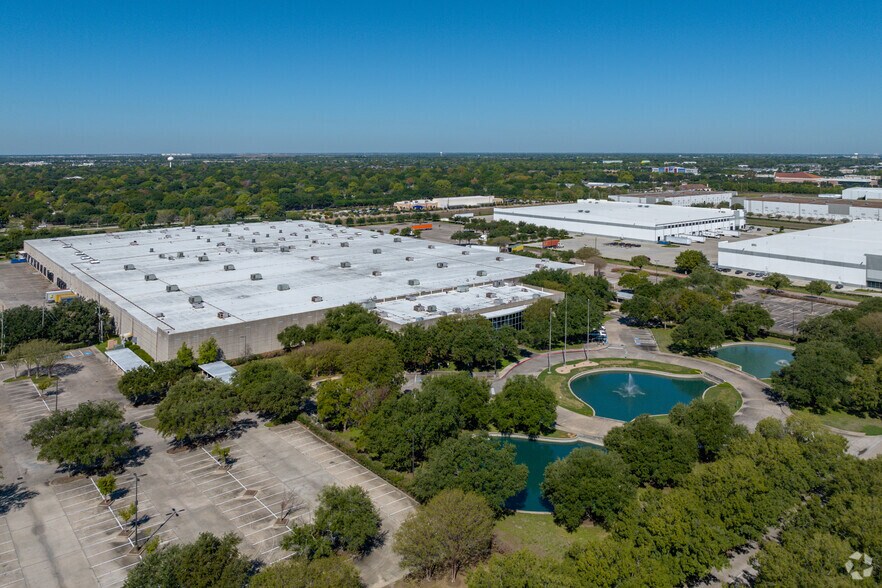 More Photos Of 1111-1113 Gillingham Ln, Sugar Land Distribution For Lease