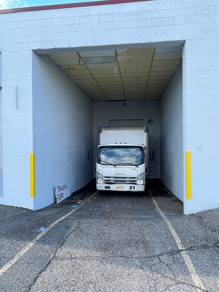More Photos Of 150 Commerce Rd, Carlstadt Warehouse For Lease